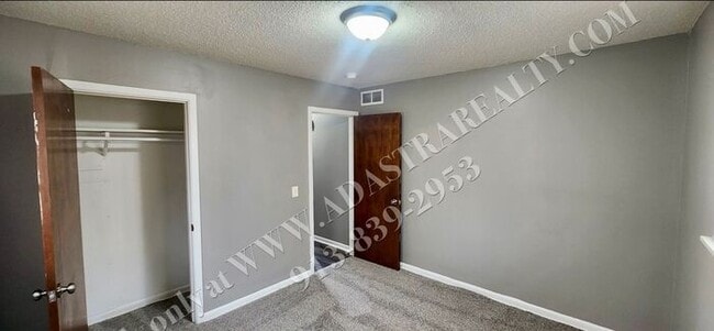 Building Photo - Cozy 2 Bed 1 Bath Duplex in KCK-Available NOW!!