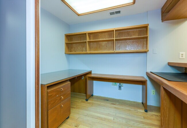 Building Photo - Bright and Spacious Townhome Living Near Reston