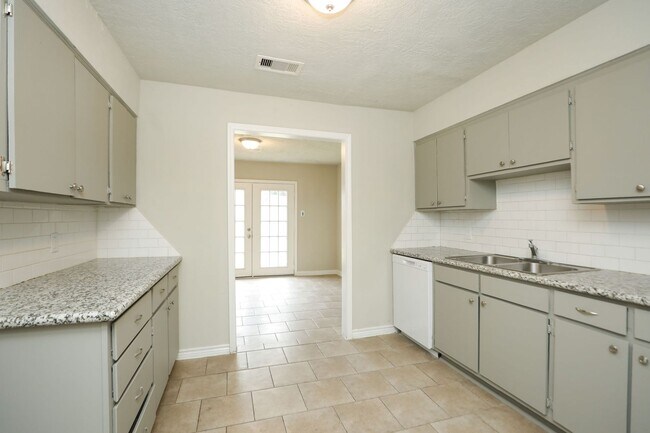 Building Photo - Christmas Move-In Special! Sign a lease now and get 50% off your first month’s rent. Hurry — offe...