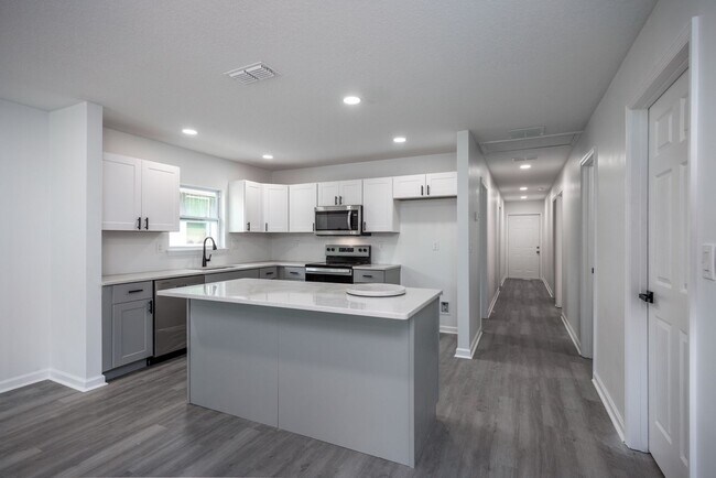 Building Photo - Spacious 4BR/2BA Home in Gainesville’s Heart