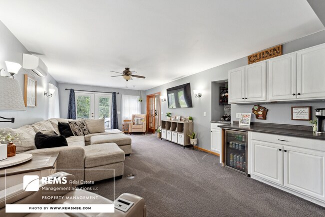 Building Photo - 815 Island Ct