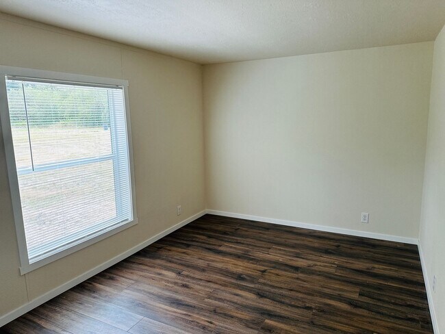 Building Photo - Newly Remodeled Acreage Property