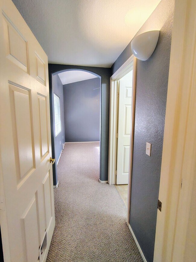 Building Photo - Henderson - 2 bedroom / 2 bath condo