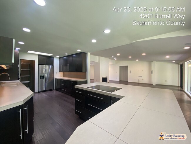 Building Photo - Sprawling Ranch with Open Floorplan & Exce...