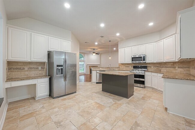 Building Photo - 23759 River Pl Dr