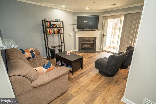 Building Photo - 8911 Town Center Cir