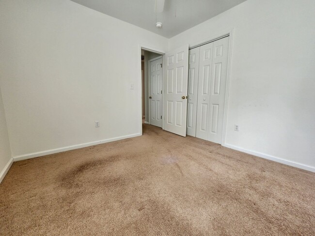 Building Photo - Spacious 3 bedroom with an outside oasis -...