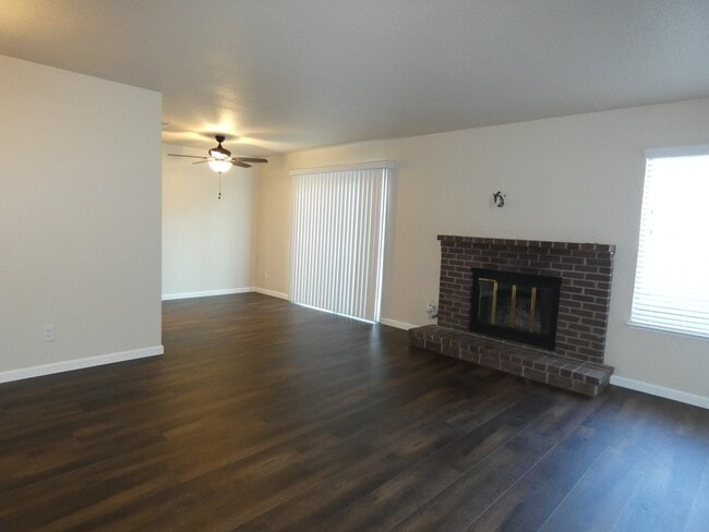 Building Photo - Townhouse Located Near School, Parks, Freeway Access!