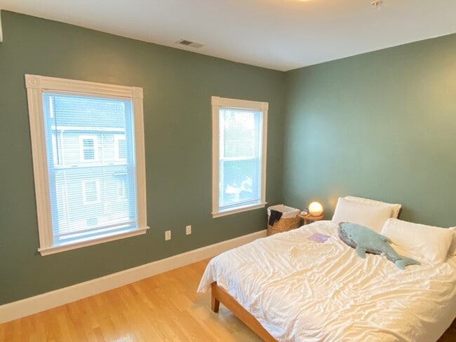 Building Photo - 99 Fellsway W