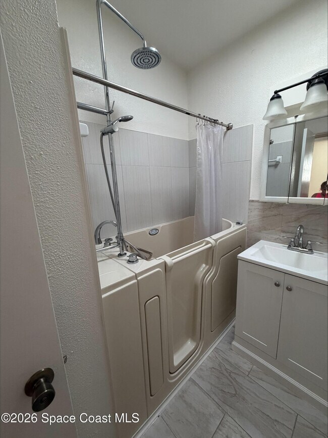 Building Photo - 583 Gardenia Cir