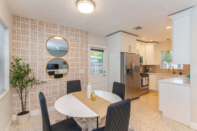 Building Photo - 176 SE 27th Pl