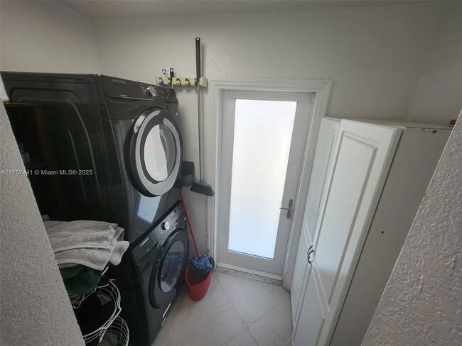 Building Photo - 4301 SW 85th Ave