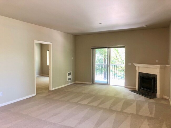 Building Photo - 1Bd/1.5Ba Kenmore Condo