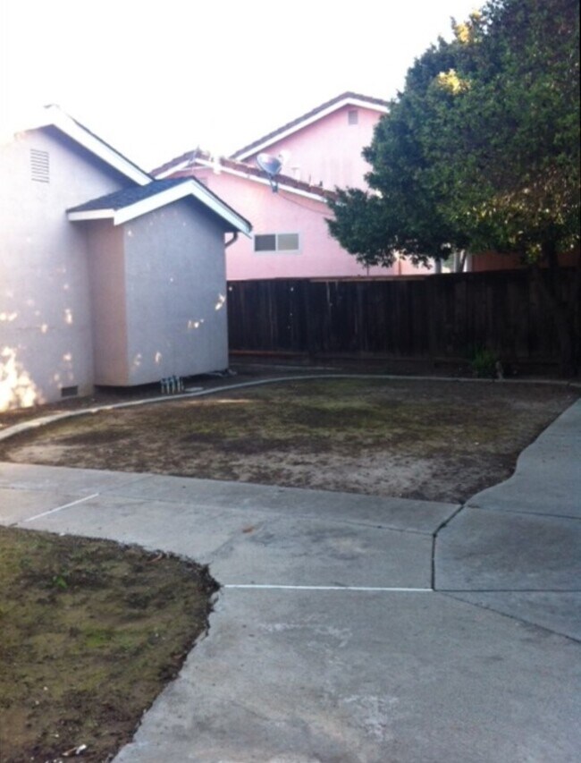 Building Photo - 3202 Isadora Dr