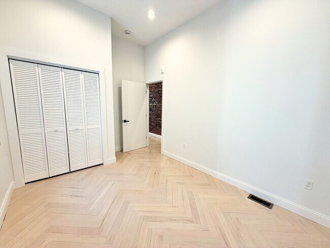 Building Photo - 182 Webster St