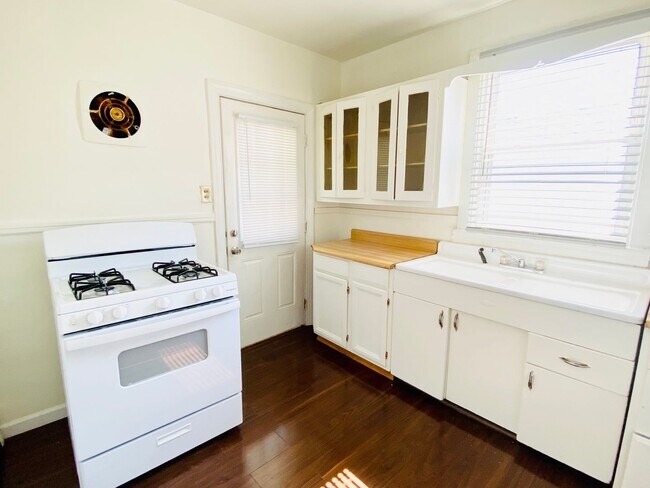 Building Photo - Adorable 2bdrm/1bth Bungalow Conveniently ...