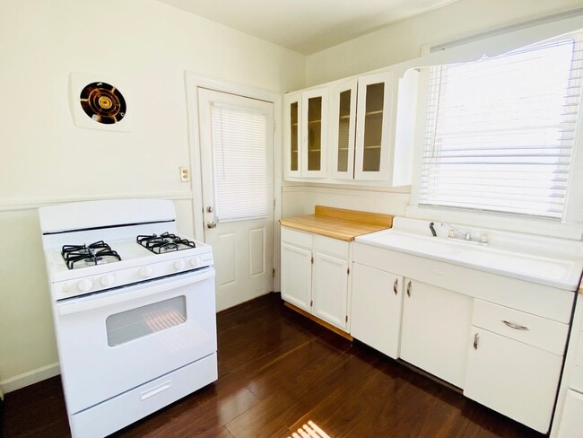 Building Photo - Adorable 2bdrm/1bth Bungalow Conveniently Located in Richmond's Historic Churchill!!