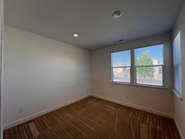 Building Photo - Large 4 bedroom home located in Green Vall...