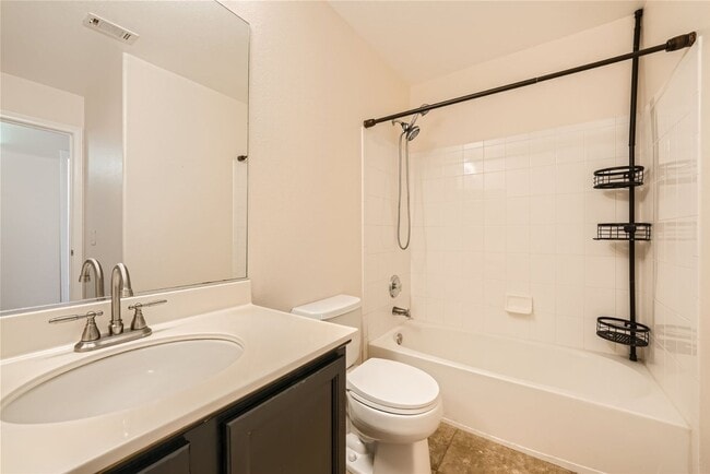 Building Photo - Elegant 2-Bedroom Condo in Gated Community with Pool and Spa