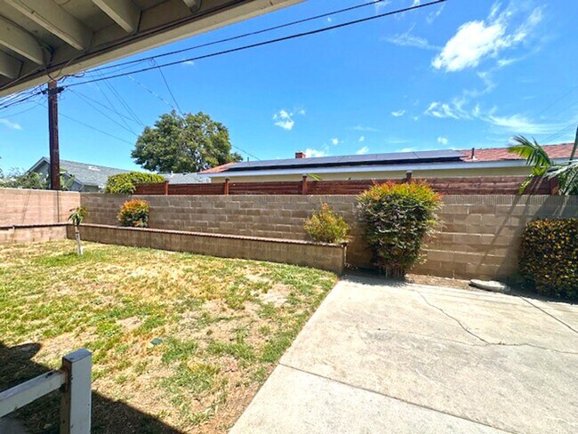 Building Photo - Spacious 4 Bedroom Home in Quiet Neighborhood
