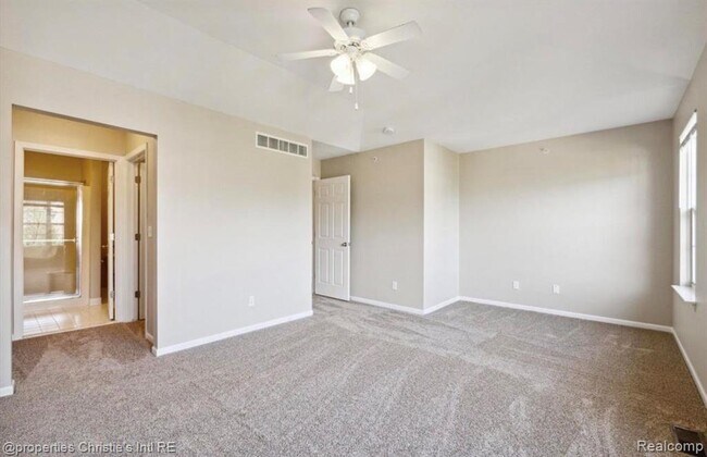 Building Photo - 22089 Parkview Dr