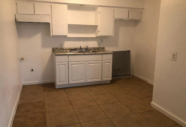 Building Photo - 1401 Yosemite Dr