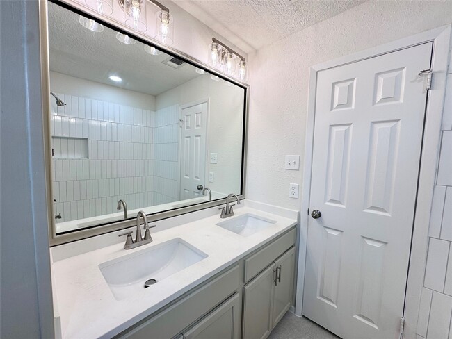 Building Photo - 2301 N Thompson St