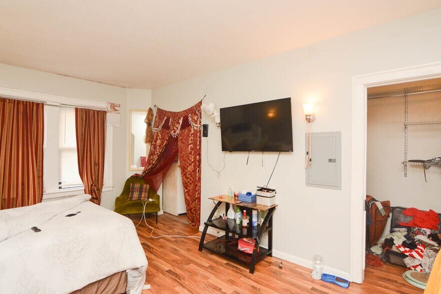 Building Photo - 1712 W Estes Ave