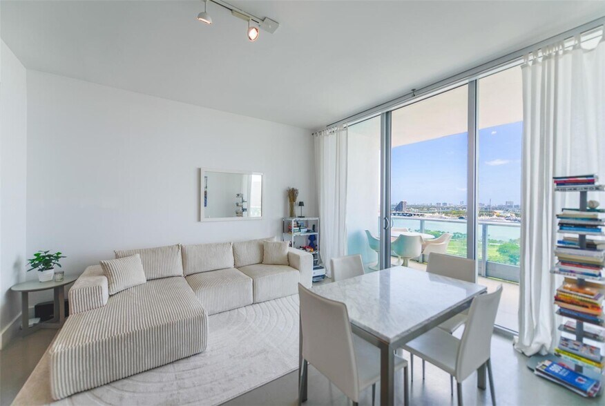 Building Photo - 900 Biscayne Blvd