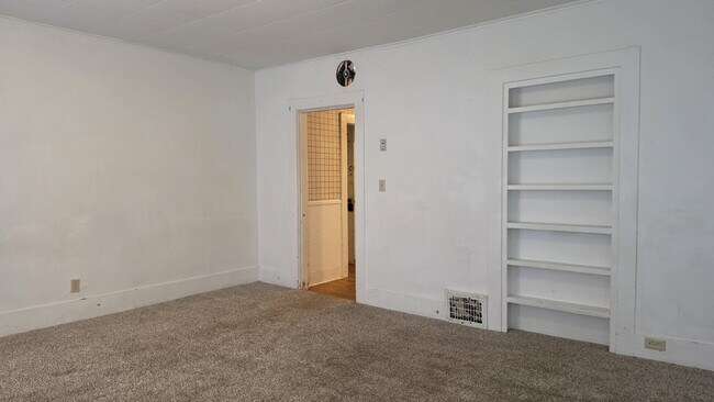 Building Photo - "Cozy & Convenient 2-Bedroom Duplex In Neenah – 800 Sq Ft of Comfortable Living!"