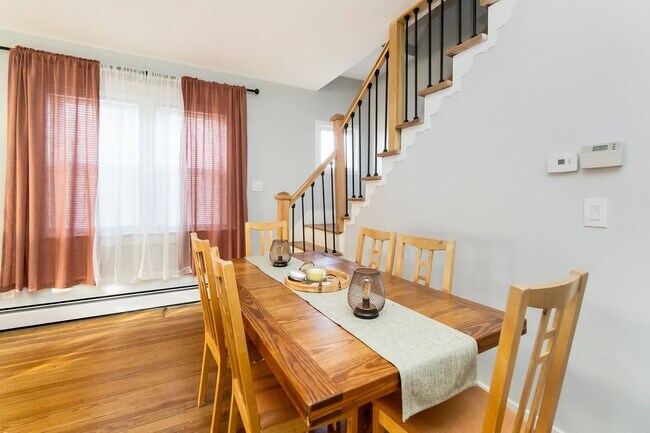 Building Photo - 3 BED · 1.5 BATH · MODERN INDUSTRIAL · AVA...