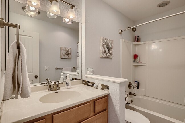 Building Photo - Evolve Real Estate: Spacious 3 Bed 3 bath Townhouse  in LITTLETON! Available 7/5/2026!