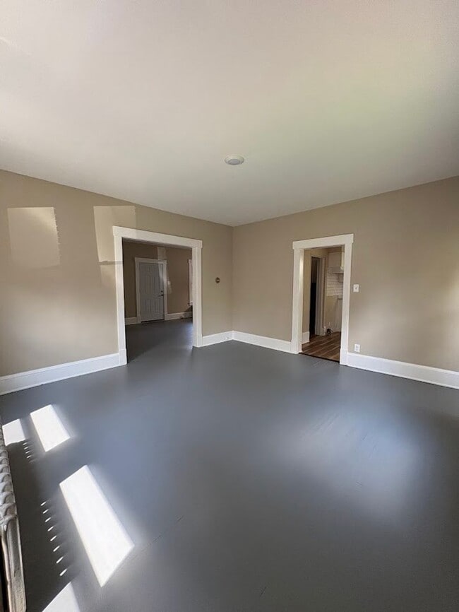 Building Photo - Four bedroom one bathroom home for rent