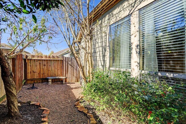 Building Photo - 6019 Lynwood Banks Ln