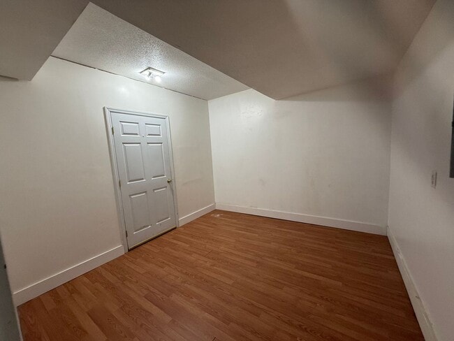 Building Photo - Nice 2 bedroom, 1.5 Townhouse