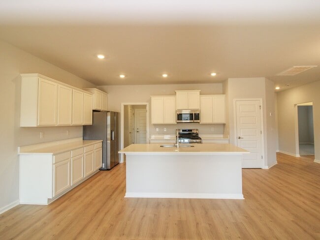 Building Photo - Lovely townhome between Athens and Madison!