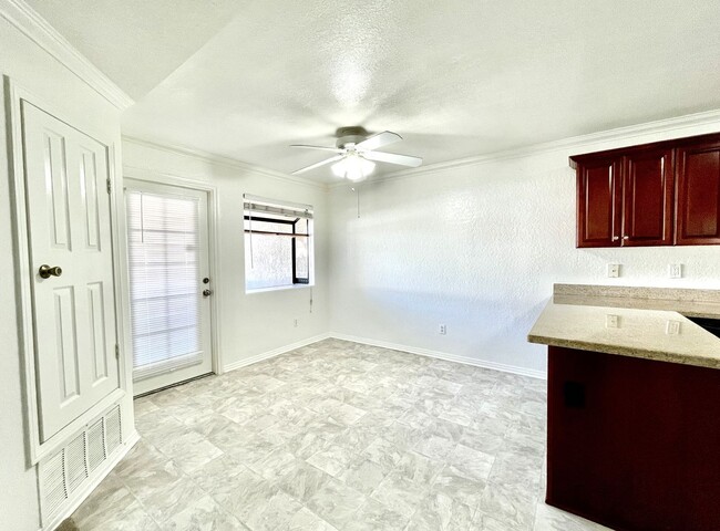 Building Photo - Updated Lower Level Condo in gated Vista W...