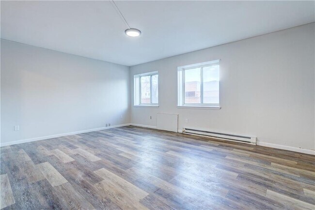 Building Photo - 404 Main St