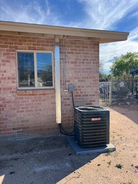 Building Photo - 4859 E Waverly St