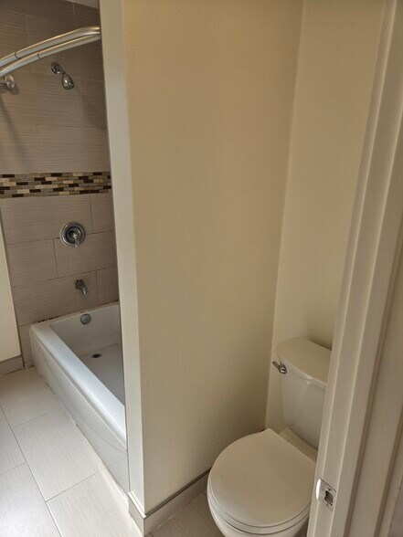 Building Photo - 2118 W 57th St