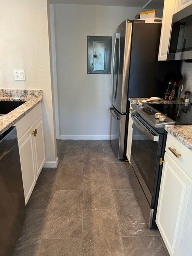 Building Photo - 1BR/1BA Newly Renovated Canal front Condo on Venice Island