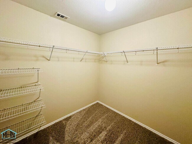 Building Photo - Looking for space, comfort, and convenienc...