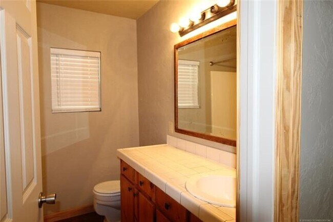 Building Photo - 2 Bedroom 1 bathroom