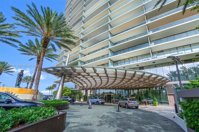 Building Photo - 18975 Collins Ave