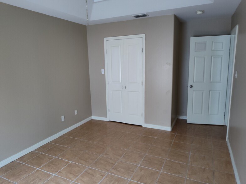 Building Photo - 2117 Aruba Dr