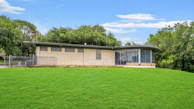 Building Photo - 2134 Bandera Rd