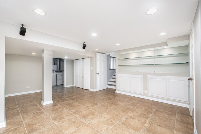 Building Photo - 370 Prairie Ave