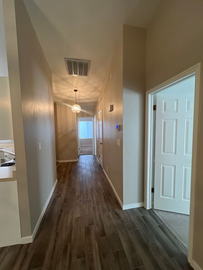 Building Photo - 675 Ridge Rim Way