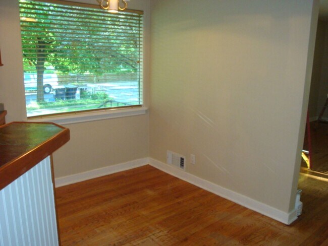 Building Photo - Charming Westside Cottage in a Premier Location