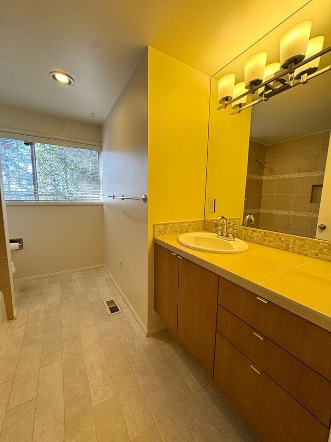 Building Photo - Mid-century modern view 3 bed house on top private drive with view of valley